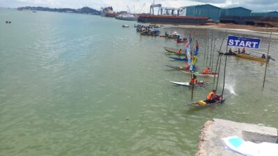 Dibuka oleh Wakapolda Kepri, Warga Tanjung Riau Antusias Ikuti Lomba Dayung Sampan dan Balap Ketinting