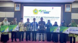 Bupati Karimun Serahkan Kartu BPJS Ketenagakerjaan dan Santunan untuk Guru Keagamaan