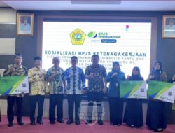 Bupati Karimun Serahkan Kartu BPJS Ketenagakerjaan dan Santunan untuk Guru Keagamaan