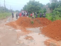 Jalan Rusak Belasan Tahun Tak Kunjung Diperbaiki, Warga Gunung Kijang Gelar Aksi Damai