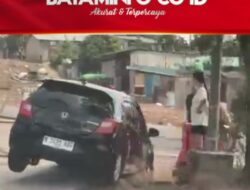 ‎Nekat Terobos Pembatas, Sebuah Mobil Berakhir Terjeblos di Proyek Jalan Muka Kuning  ‎ ‎