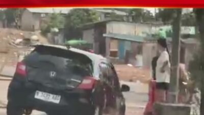 ‎Nekat Terobos Pembatas, Sebuah Mobil Berakhir Terjeblos di Proyek Jalan Muka Kuning  ‎ ‎