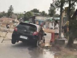 ‎Nekat Terobos Pembatas, Sebuah Mobil Berakhir Terjeblos di Proyek Jalan Muka Kuning  ‎ ‎