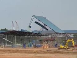 Atap Area Kerja PT VME Dihantam Angin Puting Beliung, Pekerja Berlari Selamatkan Diri