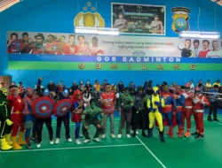 Aksi Kocak Belasan Superhero Bertanding Bulu Tangkis di Mapolda Kepri, Sambut HUT RI Ke-81