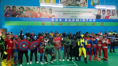 Aksi Kocak Belasan Superhero Bertanding Bulu Tangkis di Mapolda Kepri, Sambut HUT RI Ke-81