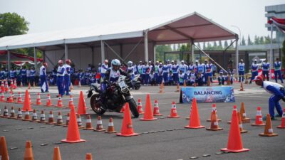 Teknik Menikung Motor yang Tepat, Kapan Badan Harus Ikut Miring?