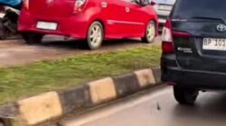 Macet Parah, Mobil Terobos Trotoar di Kawasan Tiban