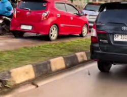 Macet Parah, Mobil Terobos Trotoar di Kawasan Tiban