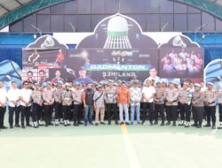 PWI Kepri Serahkan Karikatur Ke Kombes Pol Eddwi Kurniyanto