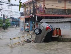 Mobil Ertiga Terseret Arus Banjir di Bengkong Hingga Terperosok ke Parit
