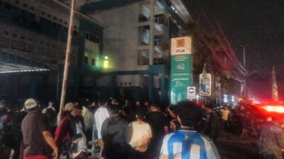 Warga Geruduk Kantor PT PLN Persero UP3, Desak Listrik Tanjungpinang Segera Normal