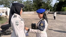Tingkatkan Disiplin dan Profesionalisme, Kalapas Perempuan Batam Bersama Satopspatnal Laksanakan Pemeriksaan Atribut Pegawai