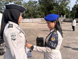 Tingkatkan Disiplin dan Profesionalisme, Kalapas Perempuan Batam Bersama Satopspatnal Laksanakan Pemeriksaan Atribut Pegawai